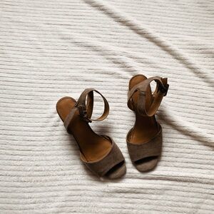 Universal Thread Tan Heeled Sandals